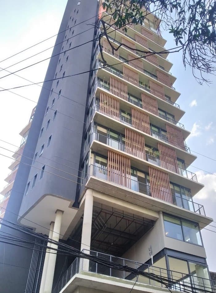Prédio Harmonia, com varandas em ripas de madeira