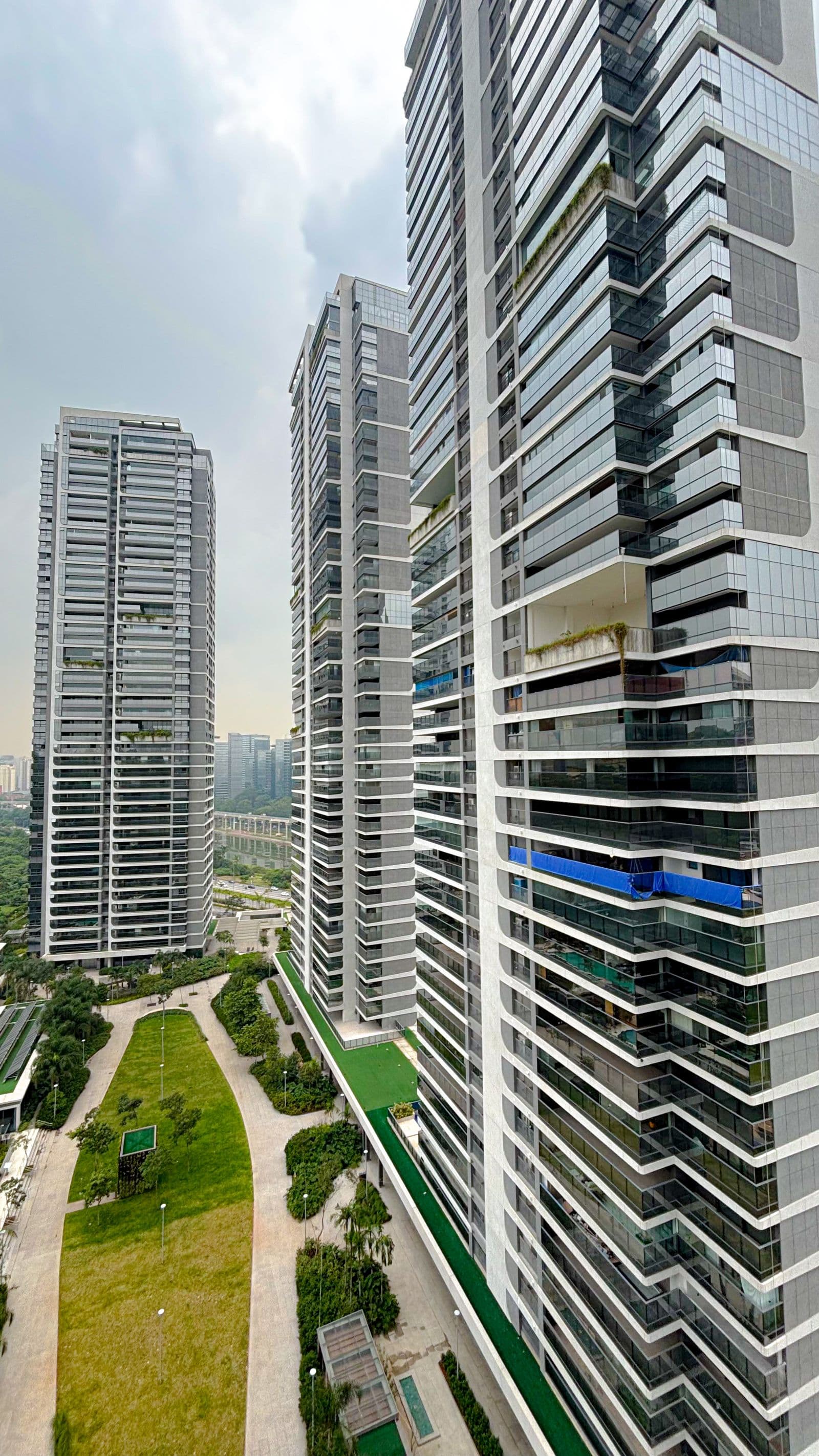 Fachada das torres do Parque Global, projeto de pintura predial em grande escala