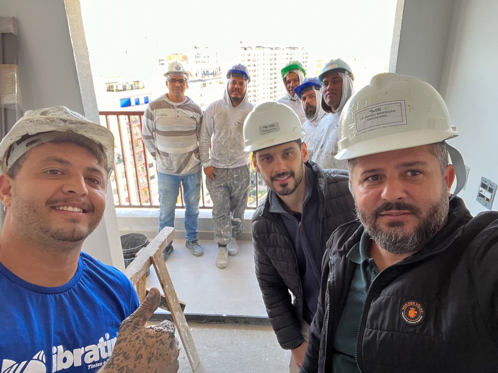 Equipe São Judas Pinturas em obra, usando capacetes de segurança